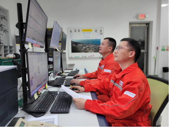 “深海一号”气田操作人员在位于海南省三亚市的南山终端厂区进行“深海一号”气田远程遥控生产测试